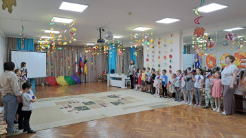 Каждый понедельник в саду проходит церемония поднятия флага России Каждый понедельник в саду проходит церемония поднятия флага России.