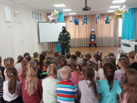К нам в гости пришел настоящий пожарный К нам в гости пришел настоящий пожарный.